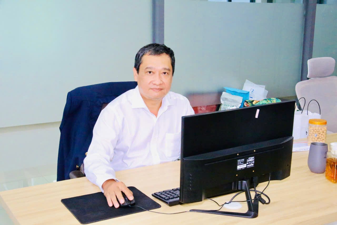 Chuyên viên tư vấn làm việc tại văn phòng